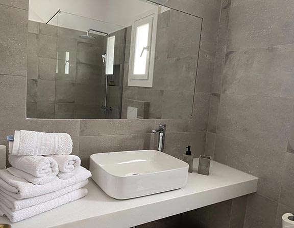 Μοντέρνο μπάνιο στα οικογενειακά διαμερίσματα