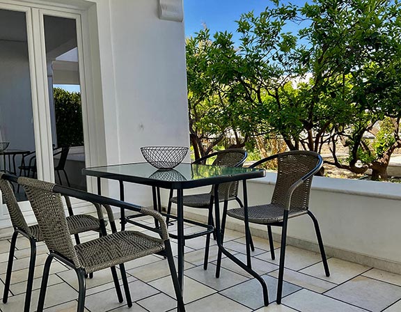 Ευρύχωρη βεράντα με θέα στον κήπο