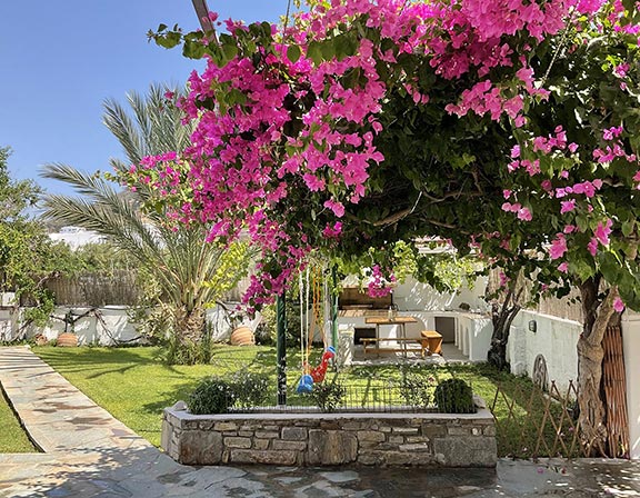 Ο κήπος και η παιδική χαρά στο Rodia studios στην Πάρο