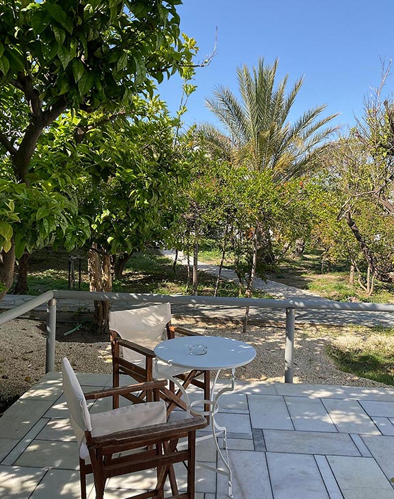 Βεράντα με θέα στον κήπο