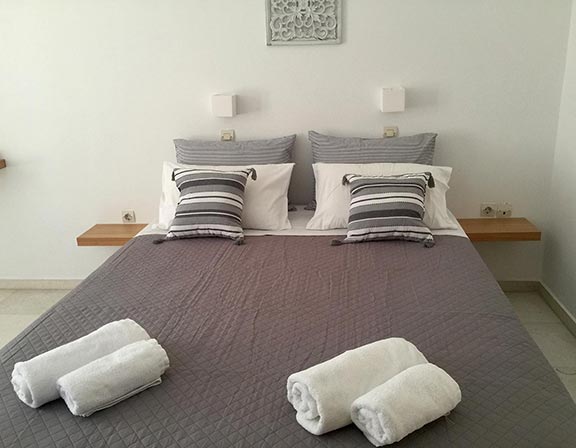 Υπνοδωμάτιο με διπλό κρεβάτι