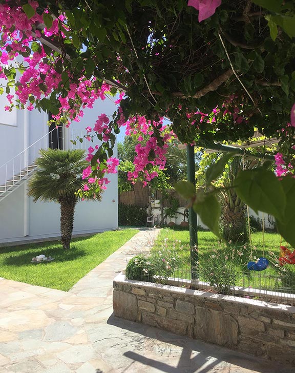 Ο κήπος στο Rodia studios στην Πάρο