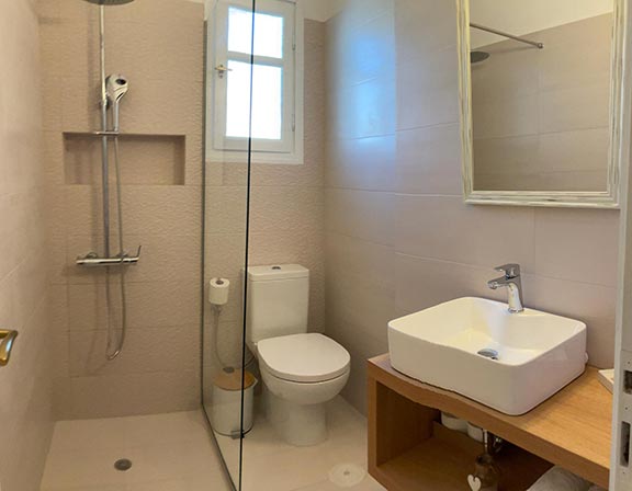 Μοντέρνο μπάνιο στα superior studios