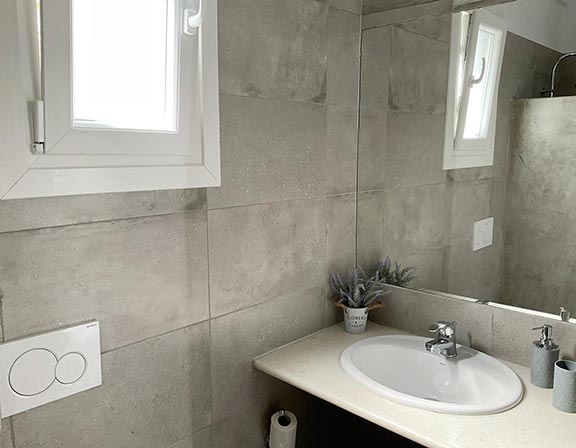 Μοντέρνο μπάνιο στα superior studios