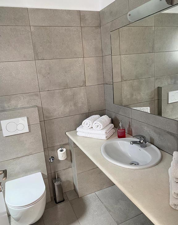 Μοντέρνο μπάνιο στα Rodia studios στην Πάρο